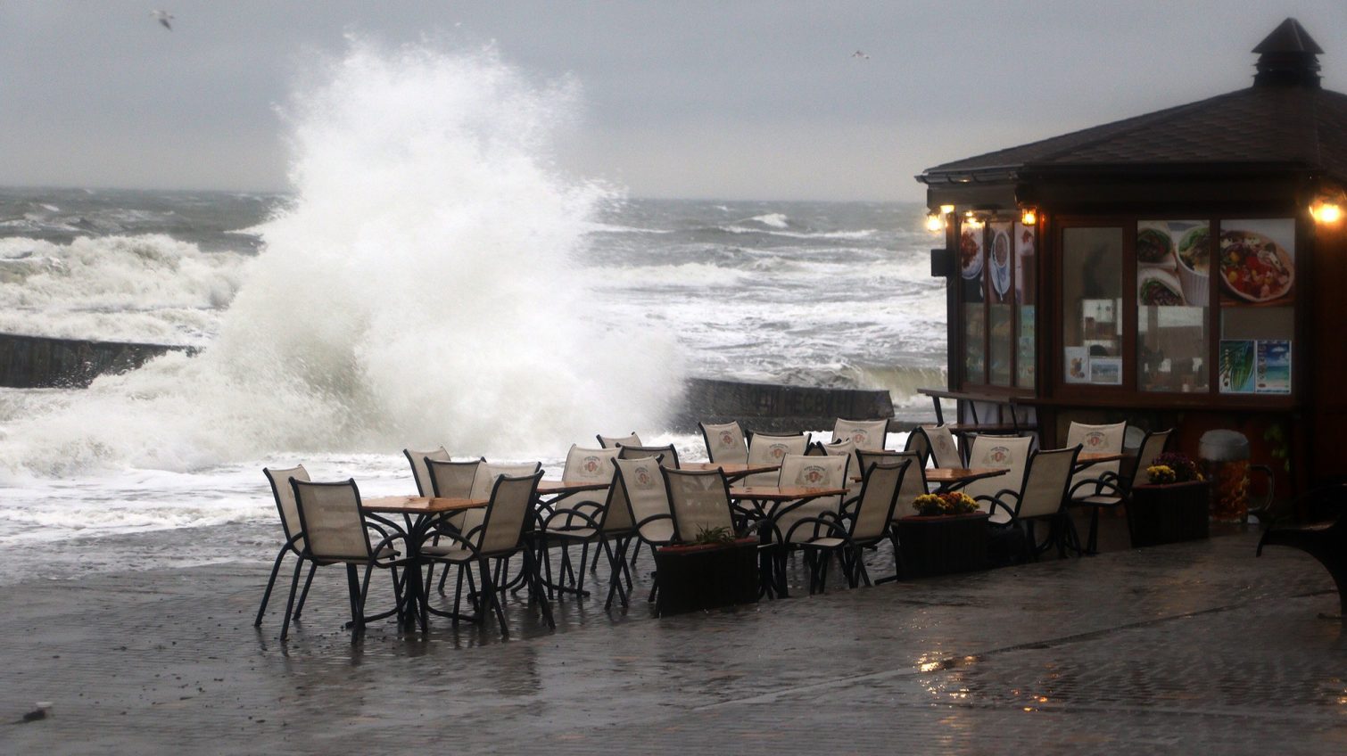 Шторм и ливень: безлюдное побережье Одессы заливает водой (фото, видео) «фото»