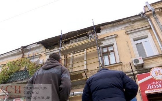 В центре Одессы на Садовой на мужчину упал кирпич (фото) ОБНОВЛЕНО «фото»