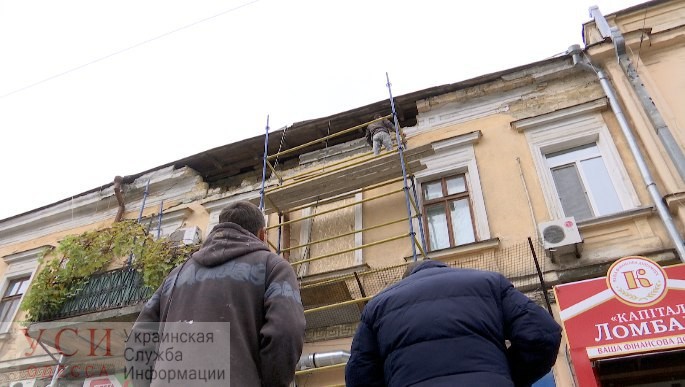 В центре Одессы на Садовой на мужчину упал кирпич (фото) ОБНОВЛЕНО «фото»