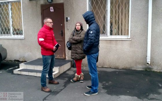 Одесситы, у которых нет отопления, пришли на прием в ТГО, но их не пустили внутрь «фото»