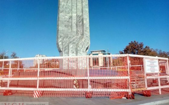 Стеллу “Крылья победы”, с которой начала валиться плитка, оградили в целях безопасности (фото) «фото»