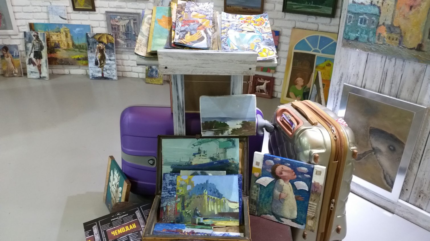 Картины в чемоданах: в Одессе открылась “багажная выставка” (фоторепортаж) «фото»