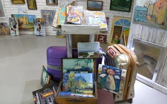 Картины в чемоданах: в Одессе открылась “багажная выставка” (фоторепортаж) «фото»