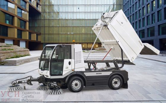 Одесские озеленители получили немецкую уборочную машину, которая способна работать зимой и летом «фото»