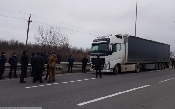 Полиция приехала освобождать водителей российских фур, которых удерживают одесские активисты (фото) «фото»