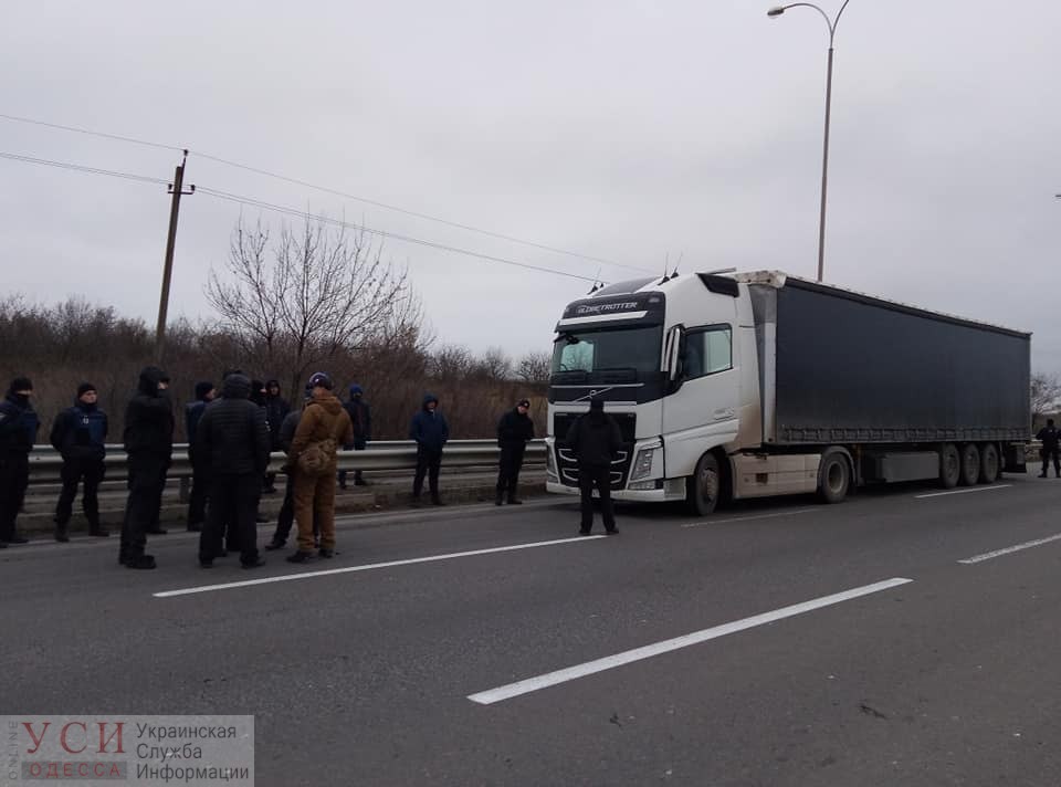 Полиция приехала освобождать водителей российских фур, которых удерживают одесские активисты (фото) «фото»