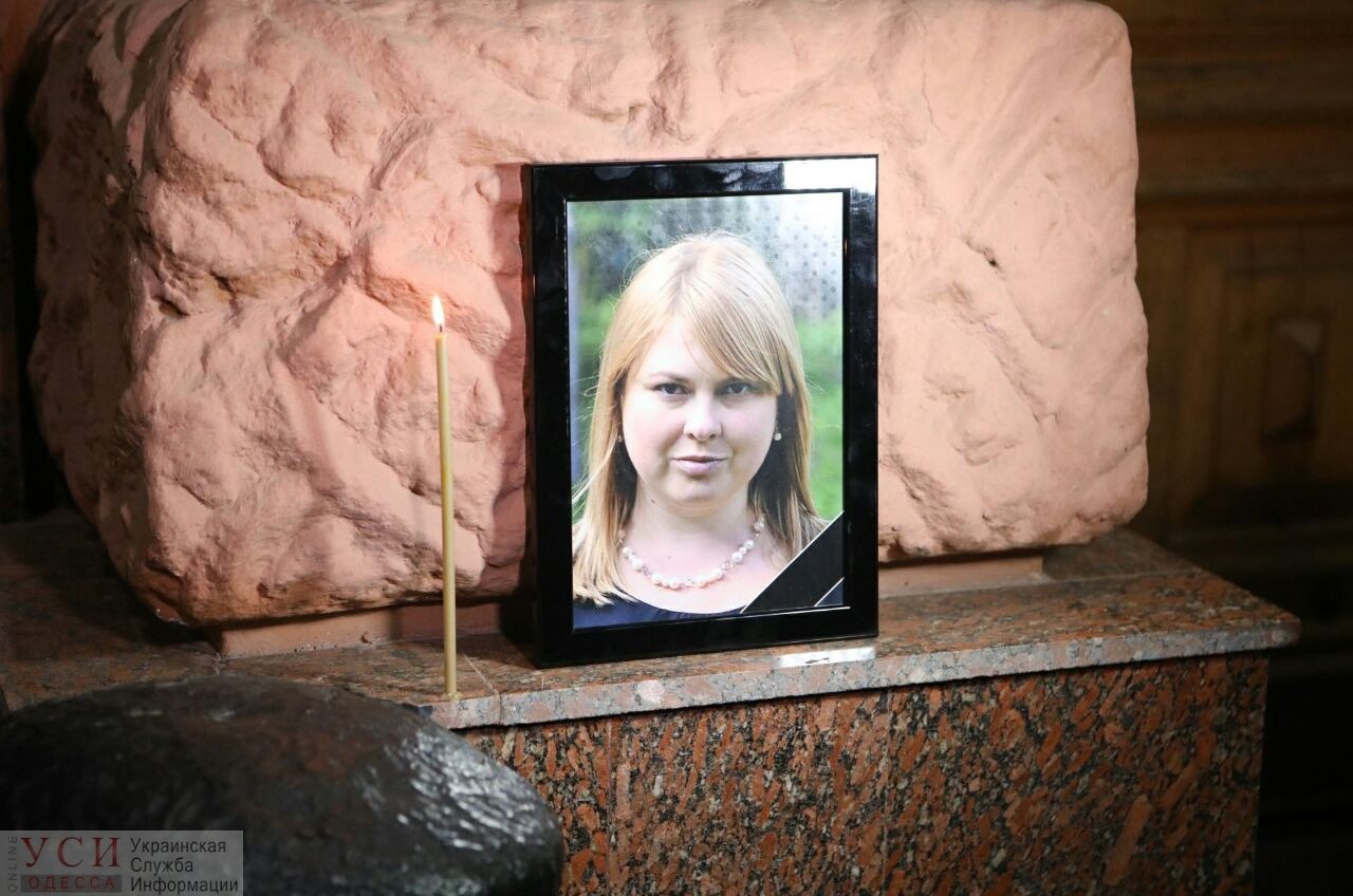 Одесситы пришли на акцию-реквием в память о Екатерине Гандзюк: свечами они выложили ее имя (фото) «фото»