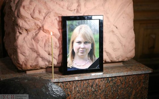 Одесситы пришли на акцию-реквием в память о Екатерине Гандзюк: свечами они выложили ее имя (фото) «фото»