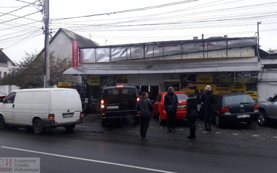 Зима близко: после первого снега в Одессе выстроились очереди на шиномонтаж «фото»