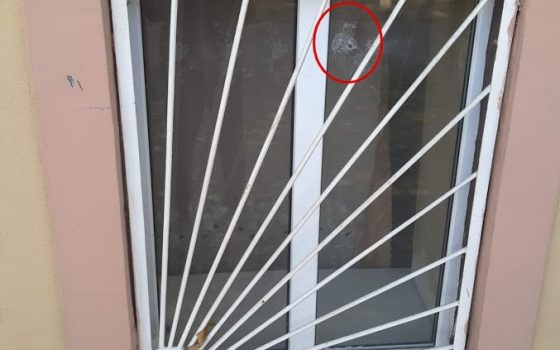 В Одессе полицейские, стреляя в преступника, попали в окно жилой квартиры и напугали прохожих «фото»