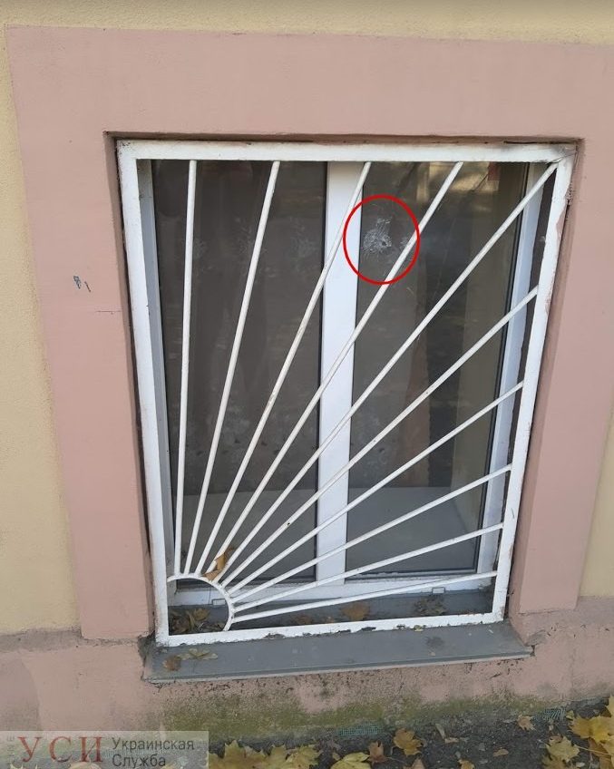 В Одессе полицейские, стреляя в преступника, попали в окно жилой квартиры и напугали прохожих «фото»