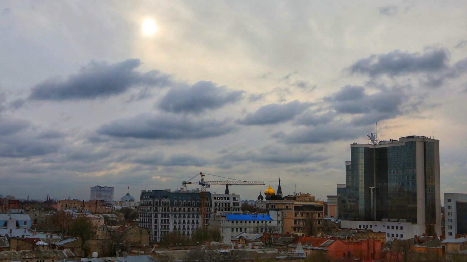 Холодные серые облака Одессы рассекла голубая линия чистого неба (фото) «фото»