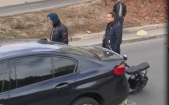 В Аркадии неадекватный водитель иномарки сбил мопедиста и угрожал автоматом (видео 18+) «фото»