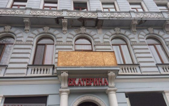 Легендарный самый длинный балкон в Одессе “украсили” строительной фанерой (фото) «фото»