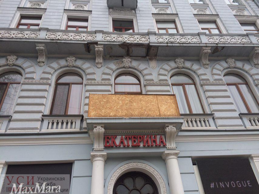 Легендарный самый длинный балкон в Одессе “украсили” строительной фанерой (фото) «фото»