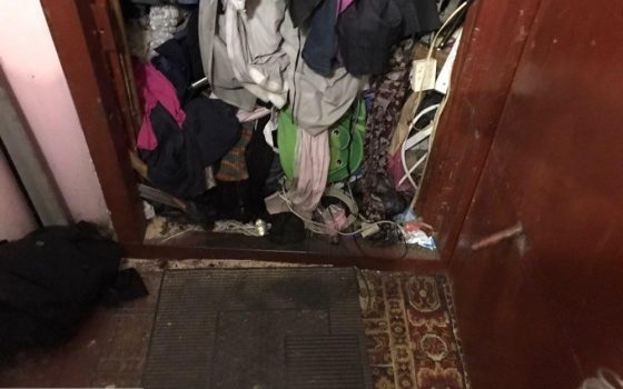 Полиция и спасатели пытаются вызволить больную женщину из заваленной до потолка хламом квартиры на Глушко (фото, видео) ОБНОВЛЕНО «фото»