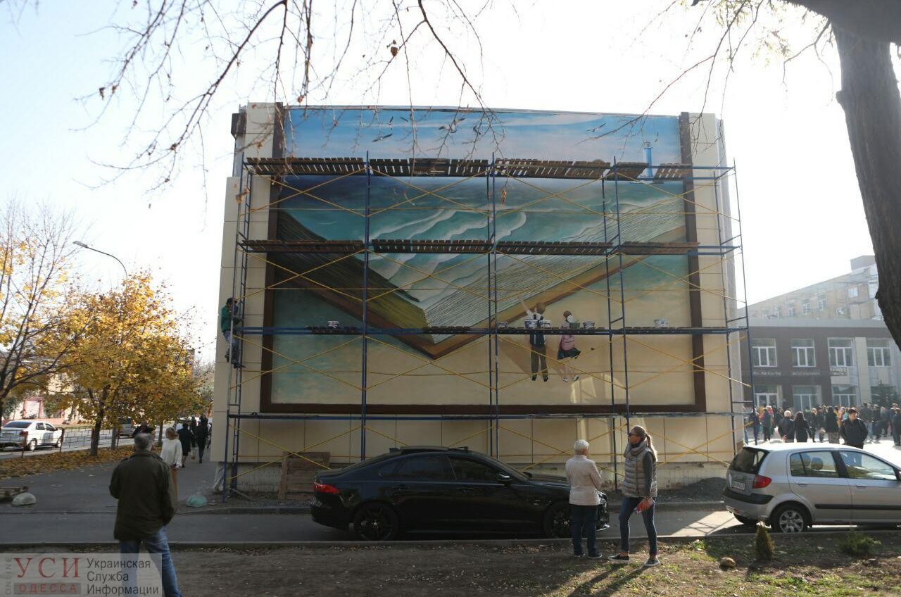 Фасады одесских школ украсят муралами: на стене 81 школы рисуют книгу-море и спортсменов (фото) «фото»