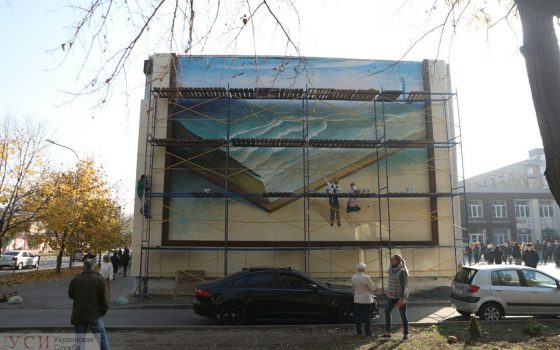 Фасады одесских школ украсят муралами: на стене 81 школы рисуют книгу-море и спортсменов (фото) «фото»