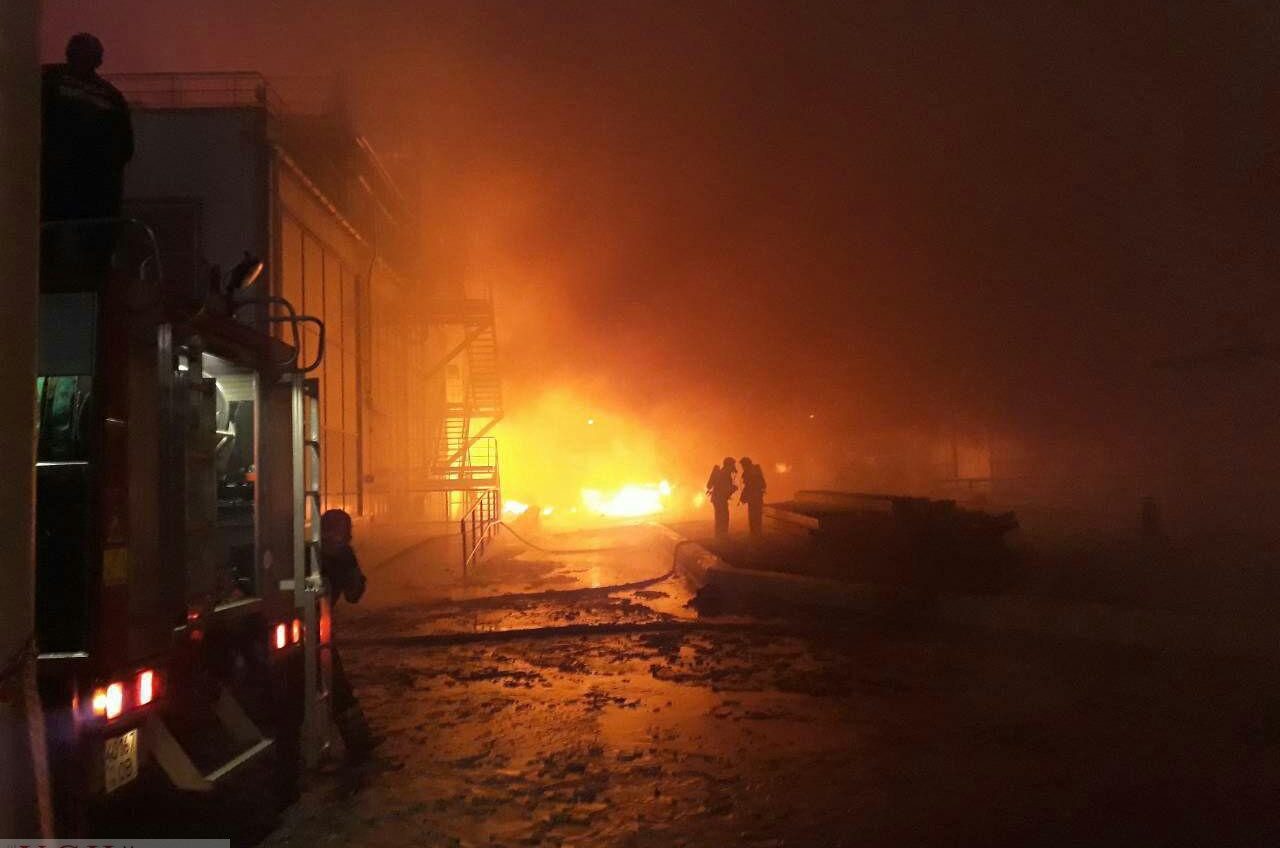Пожар в Южном: угрозы взрыва аммиака нет, огонь локализован и никто не пострадал «фото»