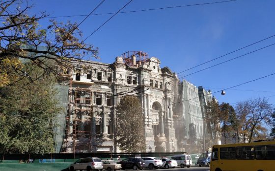 На доме Руссова восстанавливают рухнувшую при пожаре башенку (фото) «фото»