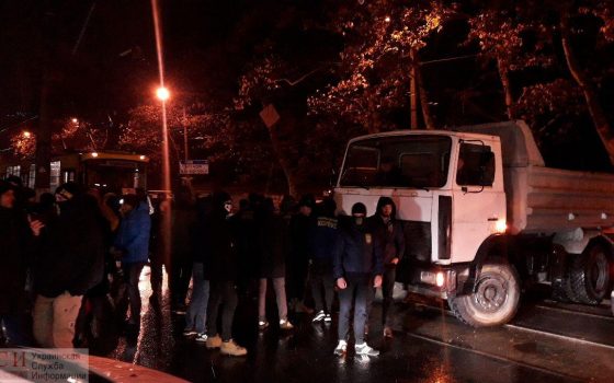 В Одессе заблокировали движение на Гагаринском плато, а на одного из протестующих наехал грузовик (фото, видео) ОБНОВЛЕНО «фото»
