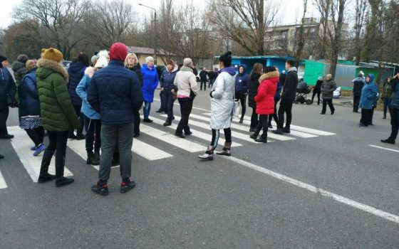 Более ста человек блокируют Маякскую трассу, требуя установить светофор в Хлебодарском (фото) «фото»