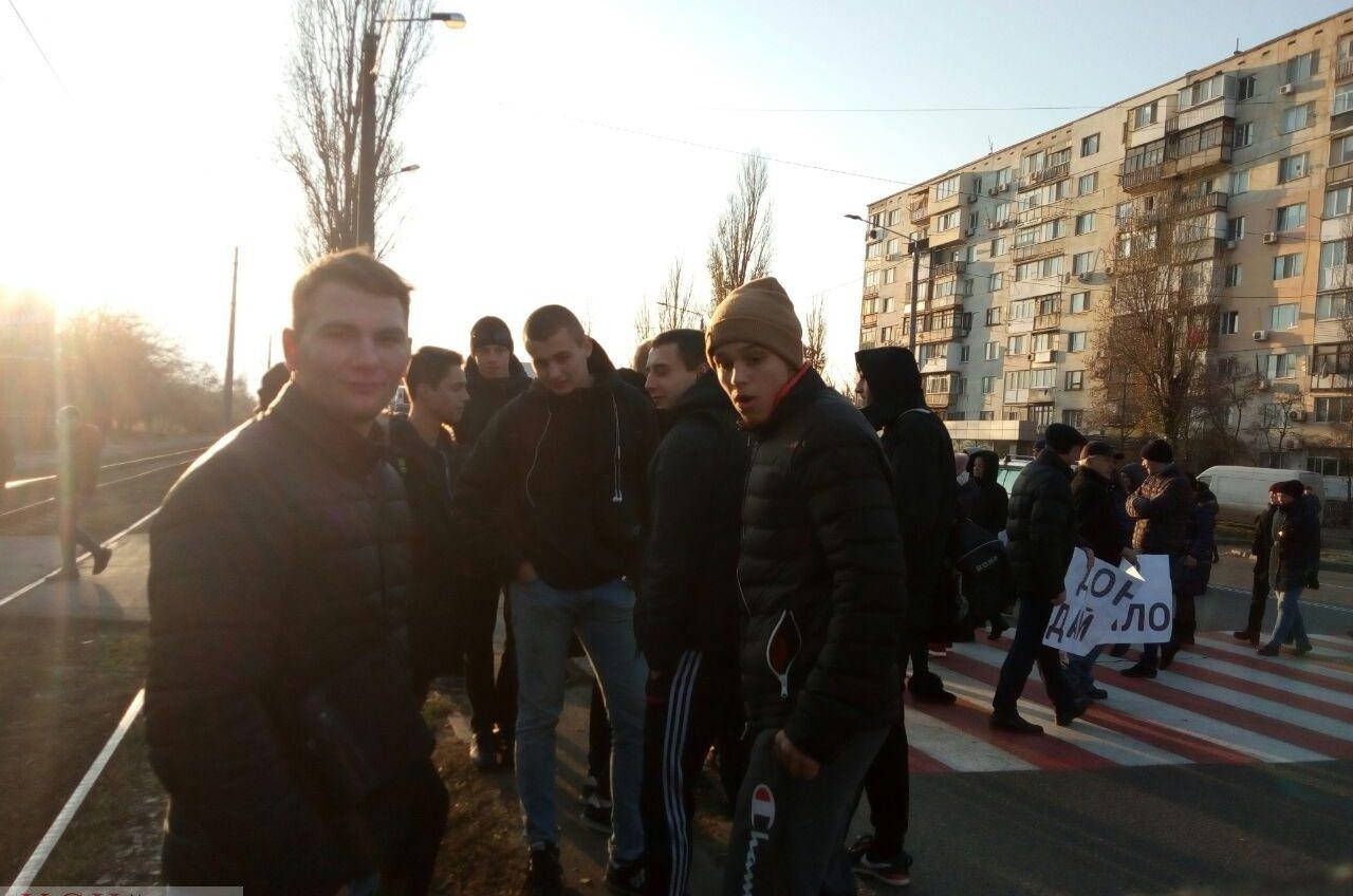 Перекрытие дороги в Лузановке: пассажирка авто толкнула одну из протестующих, ее госпитализировали «фото»