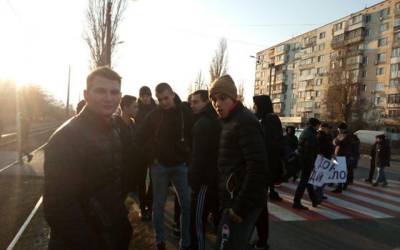 Перекрытие дороги в Лузановке: пассажирка авто толкнула одну из протестующих, ее госпитализировали «фото»