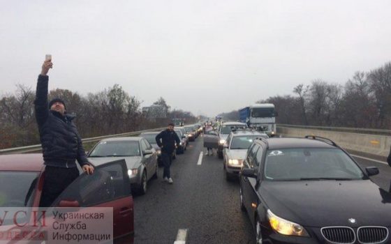 Под Одессой “евробляхеры” продолжают блокировать трассу на Киев (фото) usionline.com Под Одессой “евробляхеры” продолжают блокировать трассу на Киев (фото) «фото»