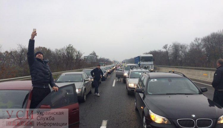 Под Одессой “евробляхеры” продолжают блокировать трассу на Киев (фото) «фото»