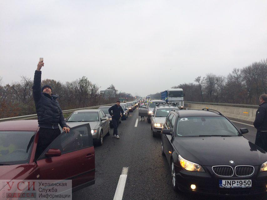 “Евробляхеры” перекрыли Киевскую трассу на выезде из Одессы: требуют изменить правила растаможки автомобилей (фото) «фото»