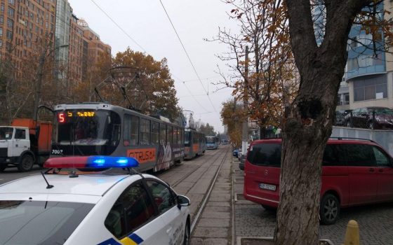 На Генуэзской снова митингуют против стройки высотного ЖК: на дороге пробка, трамваи стоят (фото) usionline.com На Генуэзской снова митингуют против стройки высотного ЖК: на дороге пробка, трамваи стоят (фото) «фото»