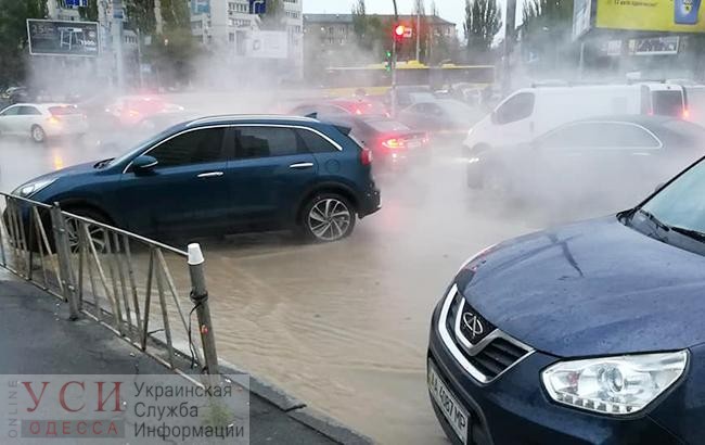 На Таирова прорвало канализацию: затопило Львовскую (видео) «фото»
