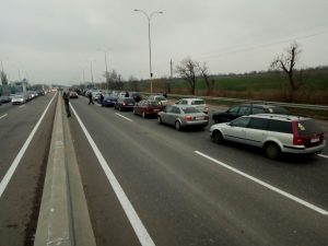 Активисты Авто Евро Силы и граждане протестующие против новых правил растаможки автомобилей из Европы перекрыли Киевскую трассу