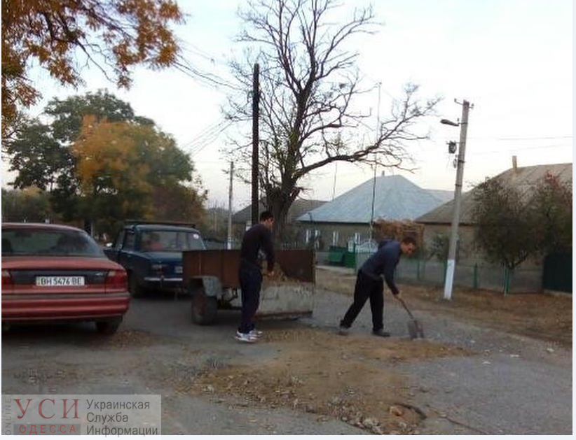 Жители села Калчево в Болградском районе сами отремонтировали дорогу: засыпали ямы строительным мусором (фото) «фото»