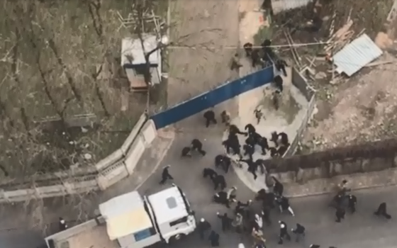 Во время протестов на Гагаринском плато активисту пробили голову – полиция задерживает всех (видео) «фото»