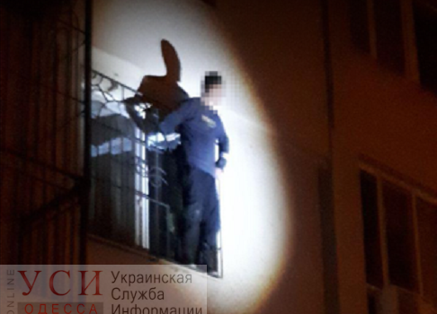 На поселке Котовского мужчина бросался на прохожих и угрожал покончить жизнь самоубийством (фото, видео) usionline.com На поселке Котовского мужчина бросался на прохожих и угрожал покончить жизнь самоубийством (фото, видео) «фото»