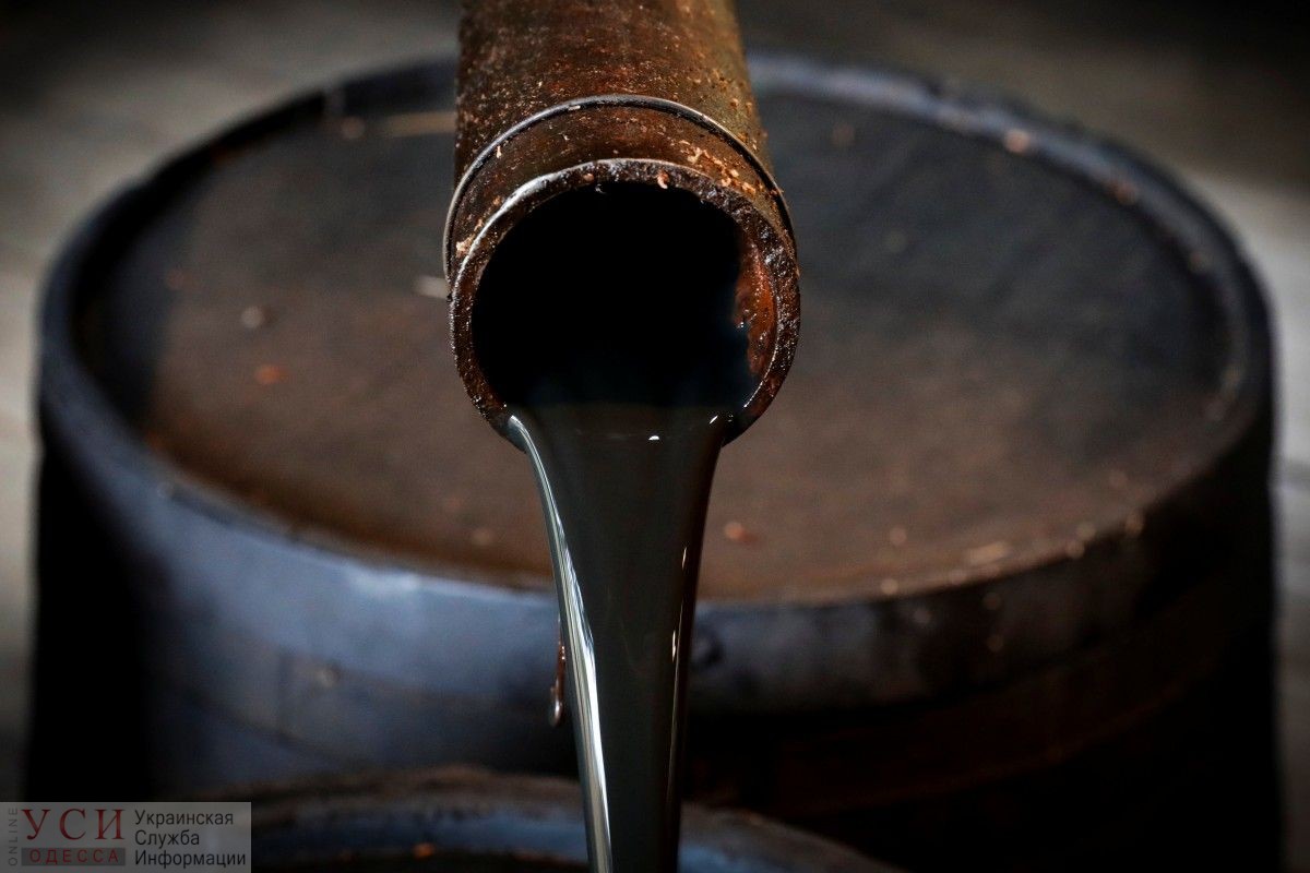 Под Одессой специалисты “Укртранснафты” обнаружили незаконную врезку в нефтепровод (фото) «фото»