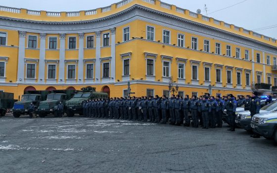 У Дюка выстроились две сотни полицейских с бронетехникой (фото) usionline.com У Дюка выстроились две сотни полицейских с бронетехникой (фото) «фото»
