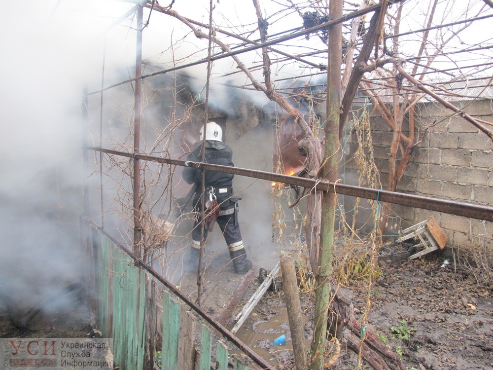 На окраине Одессы дотла сгорел частный дом (фото) «фото»
