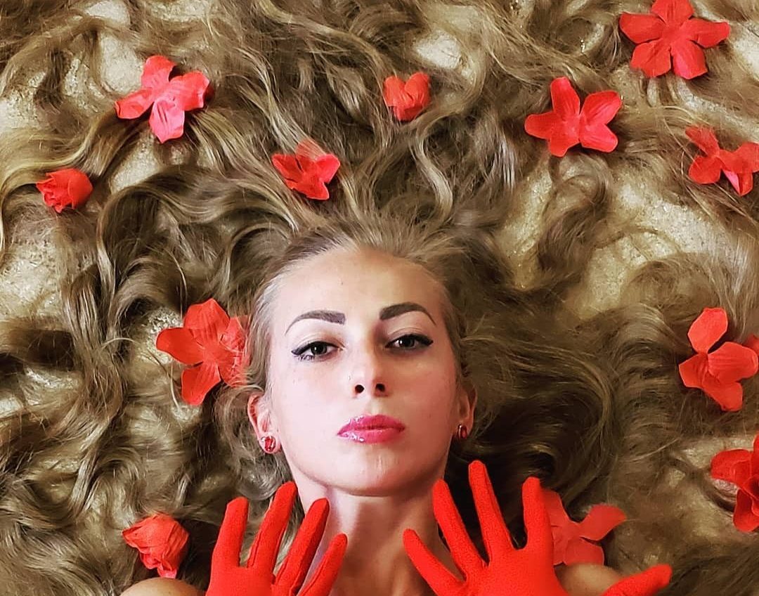 Одесская Рапунцель: девушка отращивает волосы 28 лет, их длина почти достигла 2 метров (фото) «фото»