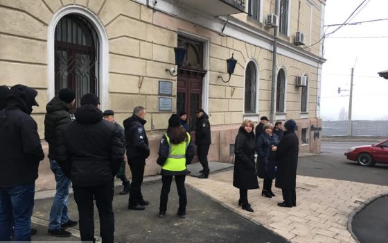 Битва за Медин: соратники Запорожана под прикрытием охранной фирмы закрылись в ректорате (фото) usionline.com Битва за Медин: соратники Запорожана под прикрытием охранной фирмы закрылись в ректорате (фото) «фото»