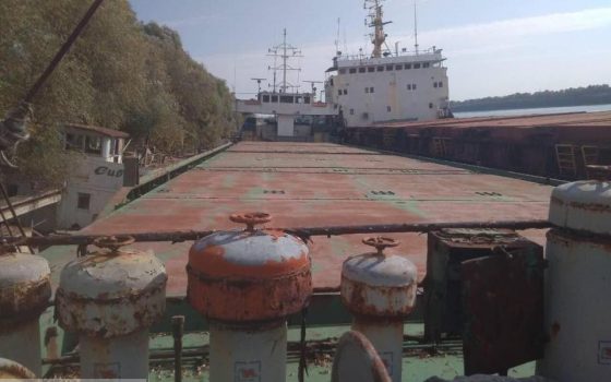 Двое чиновников попались на взятке за продажу простаивающего в Измаиле сухогруза (фото) «фото»