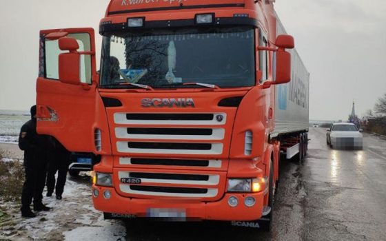 На трассе “Одесса – Киев” дальнобойщики, угрожая оружием, ограбили автомобилиста (фото) «фото»