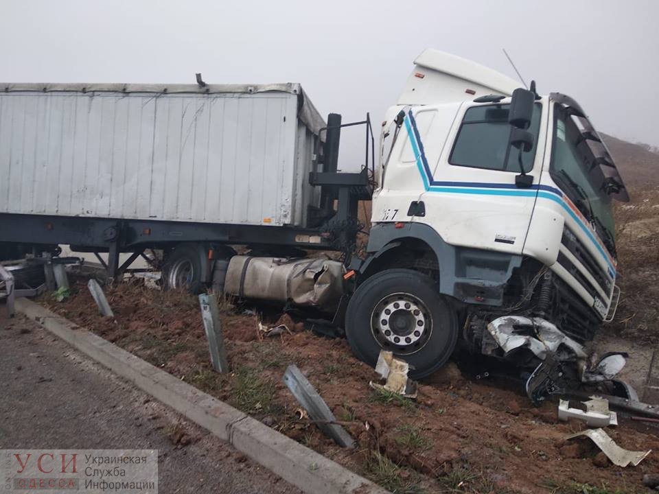 На трассе “Одесса – Киев” столкнулись более 10 автомобилей: автобус с пассажирами упал на бок (фото) «фото»