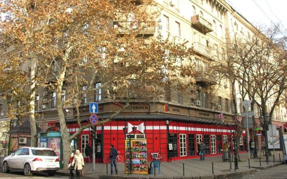 Пугающая Дерибасовская: отель на главной улице Одессы “одел” историческое здание в цвета Санта-Клауса (фото) «фото»