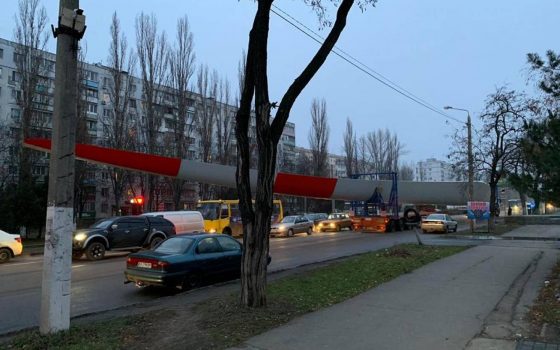 На поселке Котовского заметили фуру с гигантской лопастью (фотофакт) usionline.com На поселке Котовского заметили фуру с гигантской лопастью (фотофакт) «фото»