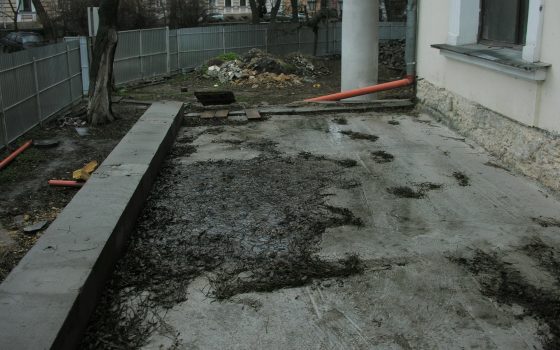 Терраса закрытого на реконструкцию Воронцовского дворца на зиму осталась заброшенной (фото) «фото»