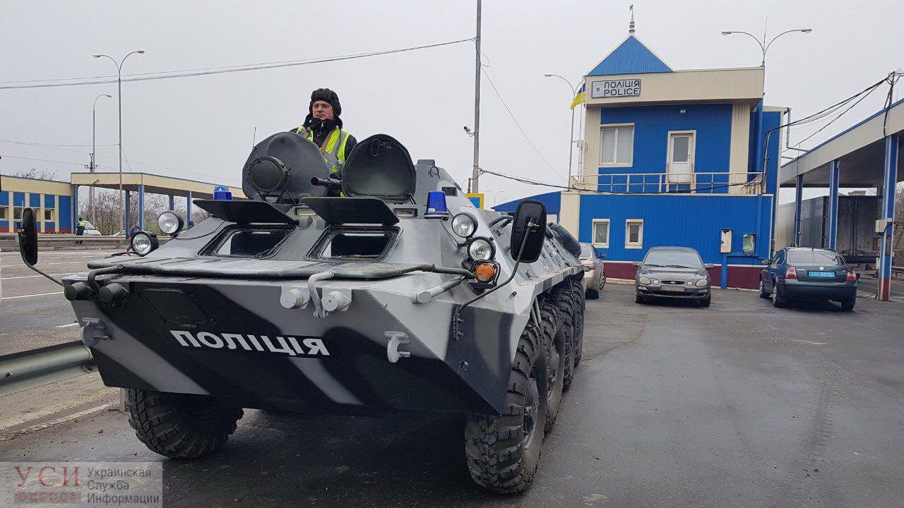 Военное положение: на въездах в Одессу дежурит бронетехника (фото) «фото»