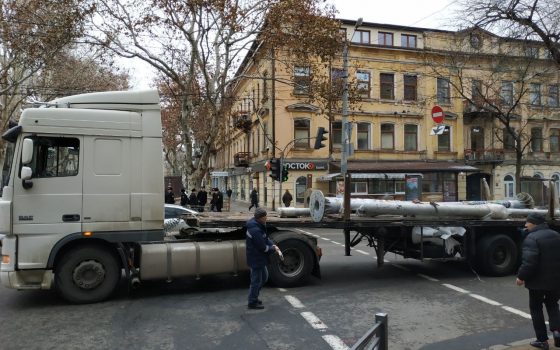 На Успенской пробка из-за фуры, которая привезла электростолбы (фото) «фото»